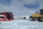 Vialidad Nacional trabaja para liberar un colectivo encajado por la nieve en la Ruta 23