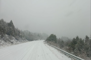Nieva en Bariloche: prohibido circular sin cadenas y piden extremar las precauciones