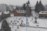 Bariloche bajo nieve: alerta amarilla por más nevadas, suspensión de clases y pedido de la municipalidad a frentistas