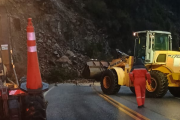 (Video) Corte total en la Ruta 40 por desmoronamiento de rocas en Siete Lagos