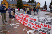 Vecinos se manifestan por el vertedero en las puertas de un acto