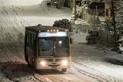 Un colectivo de la línea 84 se deslizó marcha atrás por una avenida nevada en Bariloche