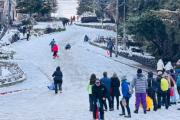 Esquí y culipatín en plena ciudad: los chicos aprovecharon la nieve como hace años no se veía