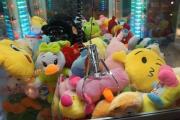 A las piñas con la máquina de peluches: quedó imputado tras destrozarla a golpes