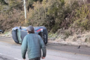 Vuelco en el km 22 de Bustillo: el hielo provocó un choque múltiple con dos mujeres heridas