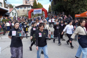 Con bandejas en alto, la Carrera de Mozos y Camareras volvió a ser una de las postales de la Fiesta de la Nieve