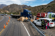 Ruta 40: un camión perdió la carga en una curva y provocó un siniestro con una familia adentro del auto