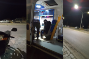 Insólito choque y fuga en la Costanera de Bariloche: la conductora escapó, volvió caminando y les dejó un número de teléfono