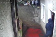 Robo en barrio Virgen Misionera: piden imágenes de otras cámaras para identificar a los responsables