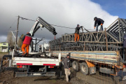 Llegaron las primeras 24,8 toneladas de estructura metálica para el Gimnasio N°6 de Arrayanes