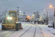 Nieva sin tregua en Bariloche: cadenas obligatorias para subir al Catedral y tránsito con precaución