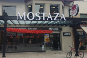 ¿Cierra Mostaza en Bariloche? La franquicia despide a su personal por WhatsApp