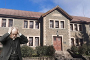 La Escuela 16 de Bariloche, al límite: medio edificio cerrado, grietas en las paredes y un abrazo simbólico para exigir seguridad
