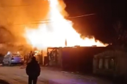 (Video) Una vivienda ardió por completo en Vilcapugio y Goedecke: hay una mujer hospitalizada