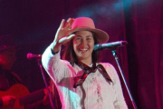¡Fuerza Sele! La cantante barilochense sufrió una grave lesión y suspende presentaciones