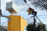 El centro de Bariloche empieza a sonar: seis semáforos ya cuentan con equipos sonoros para personas ciegas