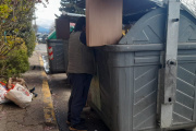 Viral por marchar, invisible por sobrevivir: la historia detrás de la vecina que revuelve la basura para comer