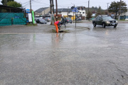 Alerta roja por lluvias en Bariloche: dos deslizamientos de tierra, calles anegadas y dos personas trasladadas