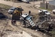 Volcó un camión municipal en la barda del Ñireco: no hubo heridos de gravedad