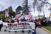 "No llegan a fin de mes": los reclamos que atravesaron la "Marcha de la Bronca" en Bariloche