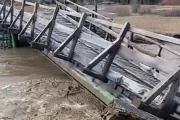 Se cayó el puente de acceso a Pampa Linda por la crecida del río Manso