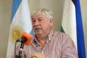 "No le han aportado ninguna ayuda al pueblo" pero "todos los meses meten la tarjeta y sacan dinero"