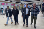 Cortés y el alcalde de Puerto Montt recorrieron el Aeropuerto de Bariloche para analizar una conexión aérea directa