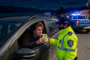 ¡Un inconsciente! Iba por la Bustillo totalmente alcoholizado pero se topó con el control de Tránsito