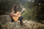 Una guitarra para sortear, trece músicos en escena y un hospital que recibe la ayuda