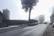 Movimiento de maquinaria en la Bustillo por la pavimentación de laterales en el km 1