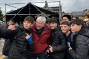 Entre stands, música y baile, Cortés compartió con los estudiantes la Semana de la Juventud en Bariloche