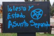 Vandalizaron el tótem de la Biblia del Centro Cívico durante la marcha por la Ley de Tierras