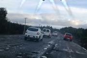 Ruta 82 destrozada: los autos esquivan pozos gigantes, se tiran a la vereda y ya hubo un vuelco