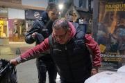 Bolsas y escobas: los funcionarios levantaron la basura del Centro Cívico
