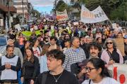 Multitudinaria marcha por la universidad pública en Bariloche: “No dejamos de estar indignados”