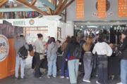 Una multitud en busca de empleo y empresas que necesitan gente para la temporada