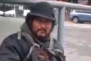 Quedan tres canillitas en Bariloche y hoy uno de ellos ofrece el póster de Messi