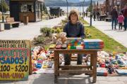 Un niño en paseo del Este vendiendo juguetes para poder ahorrar