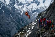 Rescatistas bajaron colgados de un helicóptero para evacuar a una persona que cayó en el Cerro López