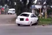 Chocó en la Bustillo, huyó y dejó una notebook y una campera tiradas en la calle