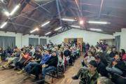 Dos sillas vacías, debate amistoso y una chicharra que se cansó