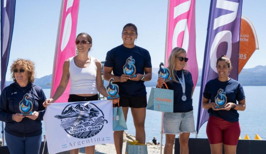 Cruce del Nahuel Huapi: la barilochense Mayte Puca se quedó con el primer lugar en una jornada que reunió a nadadores de todo el país