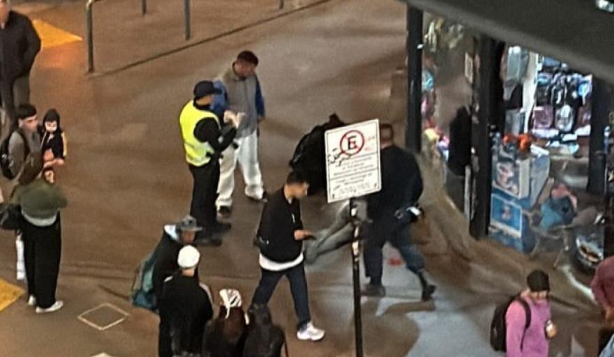 Prisión para los dos acusados del crimen en pleno centro: quedaron filmados en el momento exacto de la puñalada mortal