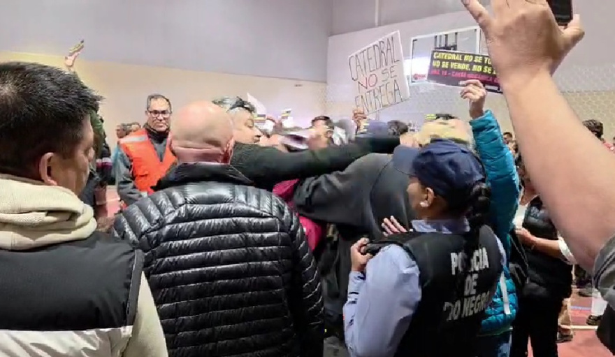 Un funcionario municipal quedó denunciado penalmente por pegarle una piña a un vecino que se manifestaba por Cerro Catedral