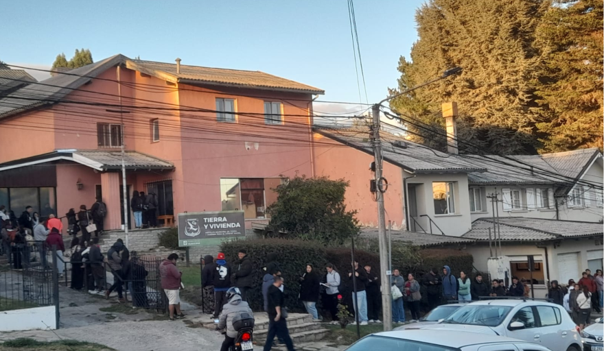Larga fila por un terreno social: "esto demuestra la cruda realidad que estamos viviendo"