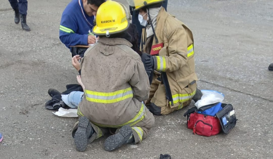 Una motociclista resultó gravemente herida tras chocar contra un automóvil