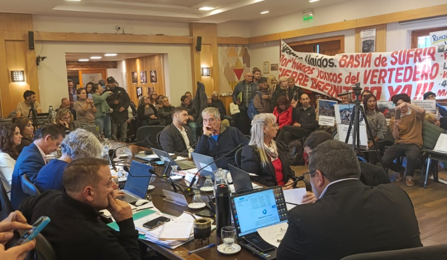 Una sesión extraordinaria en feriado para votar el pliego del vertedero