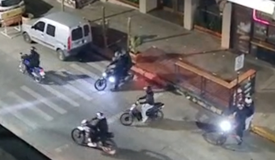 Motos con escape libre en la madrugada: un concejal pidió controles urgentes en el centro de Bariloche