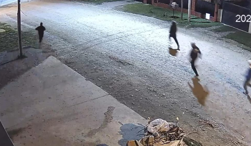 (Video) Bariloche: una banda de jóvenes encapuchados entró a una casa, robó hachas y destrozó autos