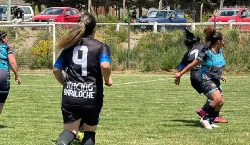 El fútbol femenino barilochense tiene historia, cancha y jugadoras: le falta una ordenanza